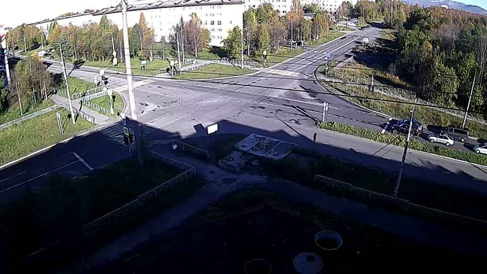 Cámara web en el cruce de las calles Pobedy y Bredova, Apatity