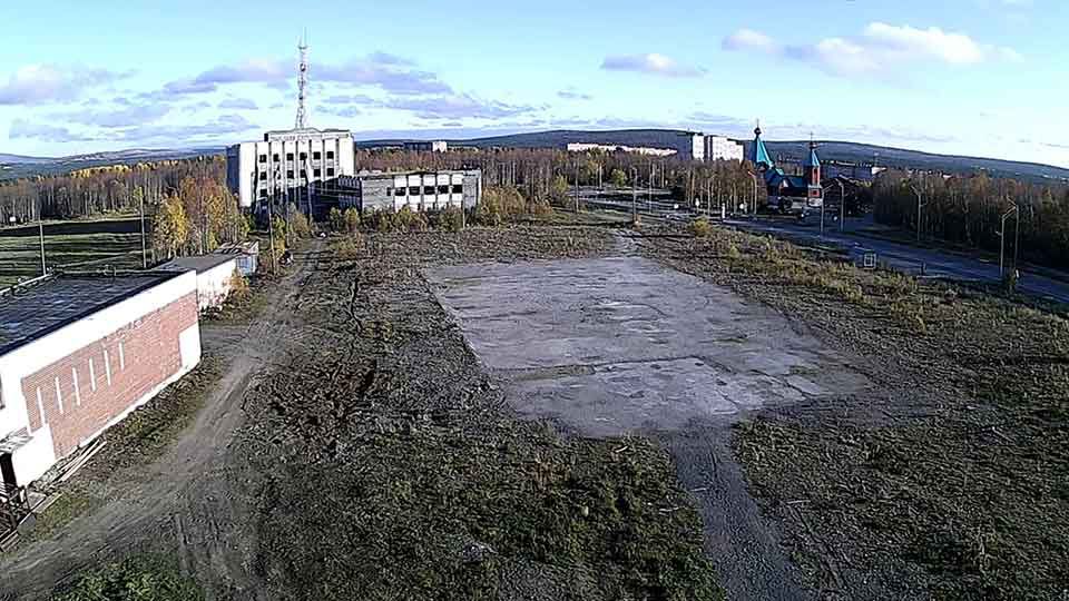 Webcam na praça com arco junto ao complexo esportivo e recreativo «Atlet», Apatity